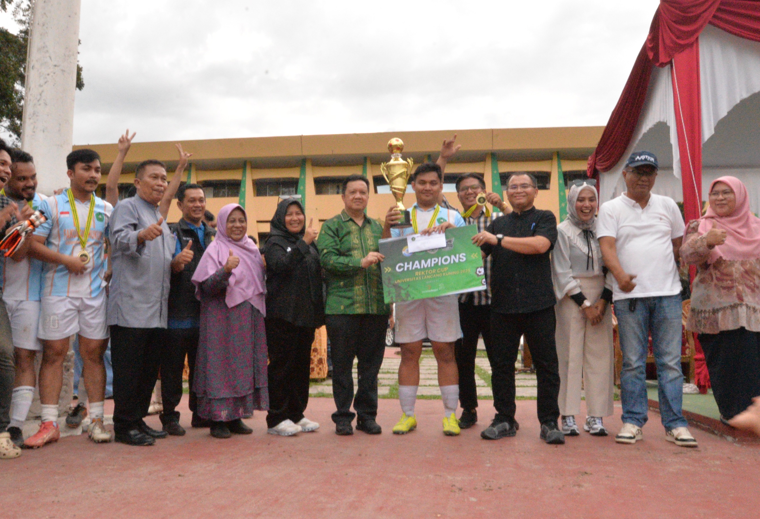 Fakultas Hukum Pertahankan Piala Rektor Unilak Cup 2025, Prof Junaidi Berikan Hadiah Kejutan