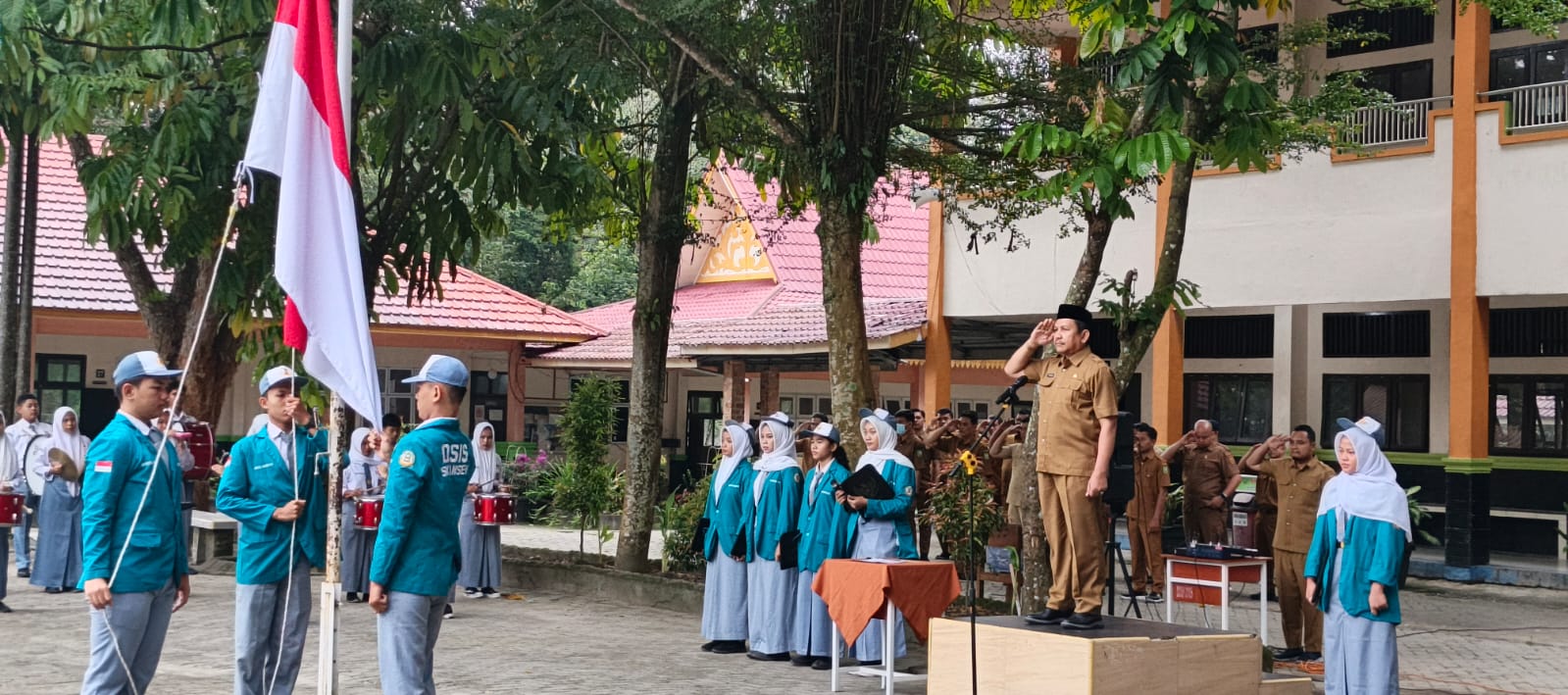 Assoc Profesor Dr Nurfaisal Dorong Siswa dan Guru SMK 7 Pekanbaru Kuliah di Unilak