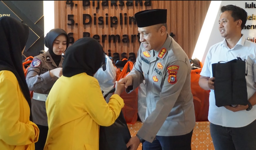 Polresta Pekanbaru Gandeng Mahasiswa Unilak, Berbagi Takjil dan Pererat Silaturahmi