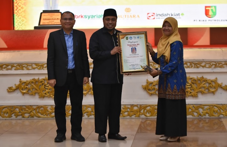 Siswa Berprestasi hingga Guru SLB Terbaik Terima Penghargaan di Anugerah Pendidikan Riau 2026
