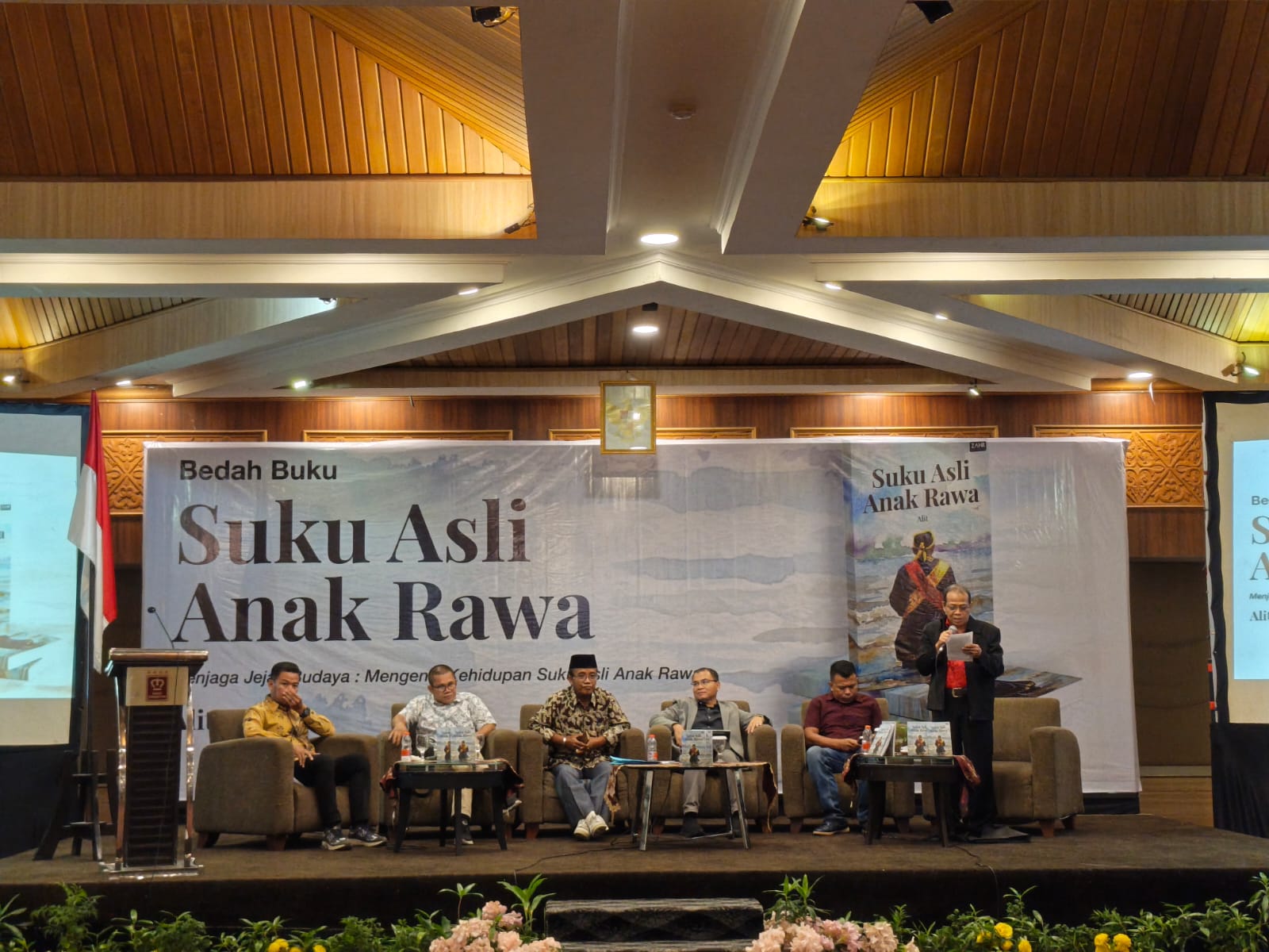 Rektor Unilak Prof Junaidi Bedah Buku Karya Alit, Sejarah Suku Anak Rawa dan Perjuangan Identitas Adat