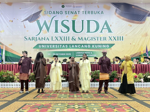 Enam Mahasiswa Internasional Tampil di Acara Wisuda Unilak, Nyanyikan Lagu Lancang Kuning