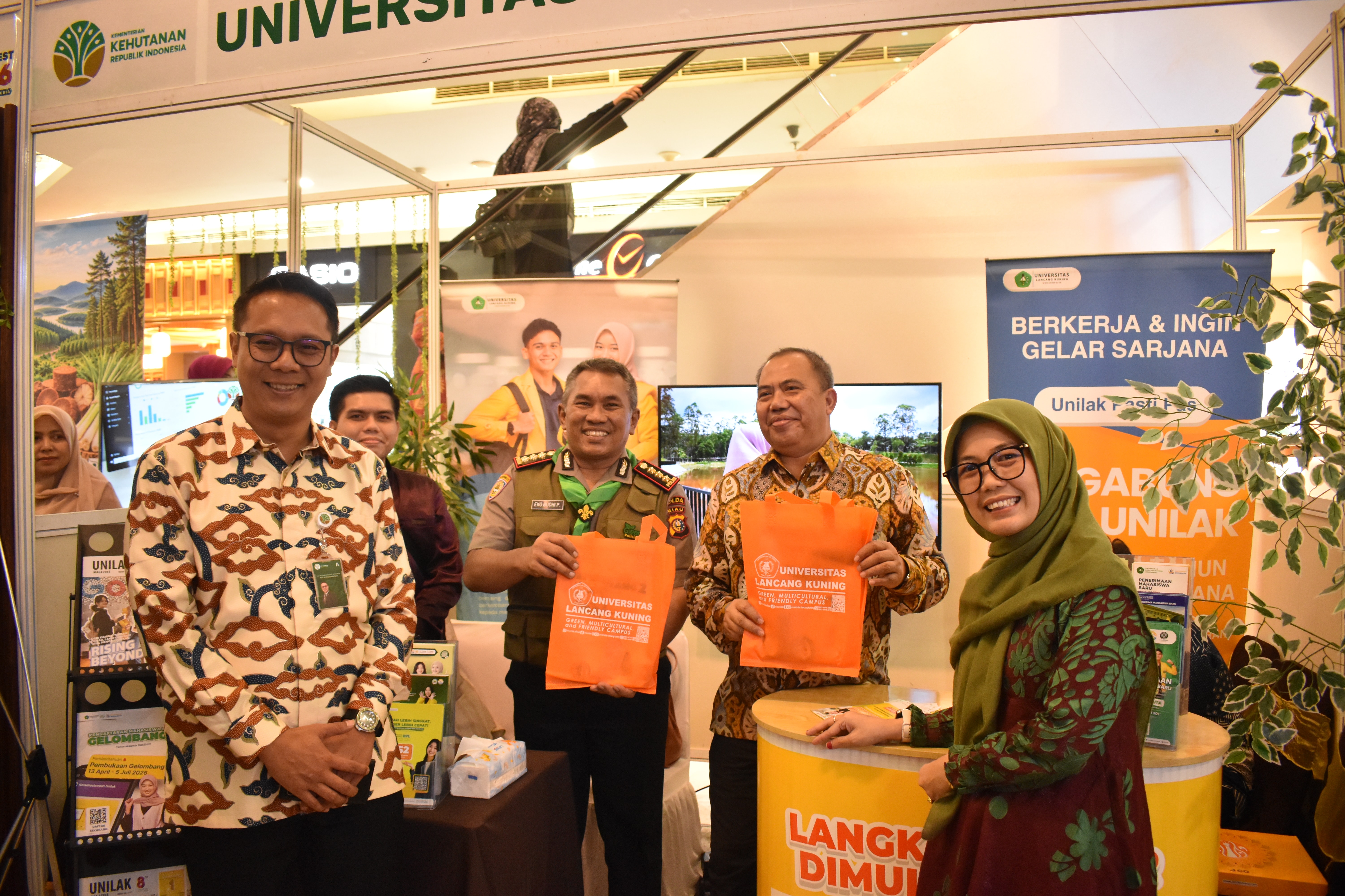 Sekjen Kementerian Kehutanan Kunjungi Stand Unilak di Hutan.ID Fest 2026