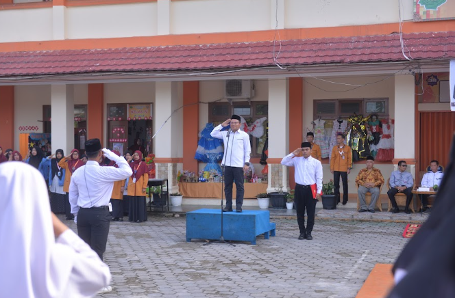 Jadi Inspektur Upacara Hari Guru di Al Izhar School Pekanbaru, Rektor Unilak Sampaikan Tiga Pesan Menteri