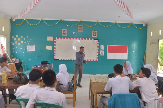 Sosialisasi di SMAN 16 Pekanbaru: Dosen Unilak Berikan Apresiasi kepada Kepala Sekolah