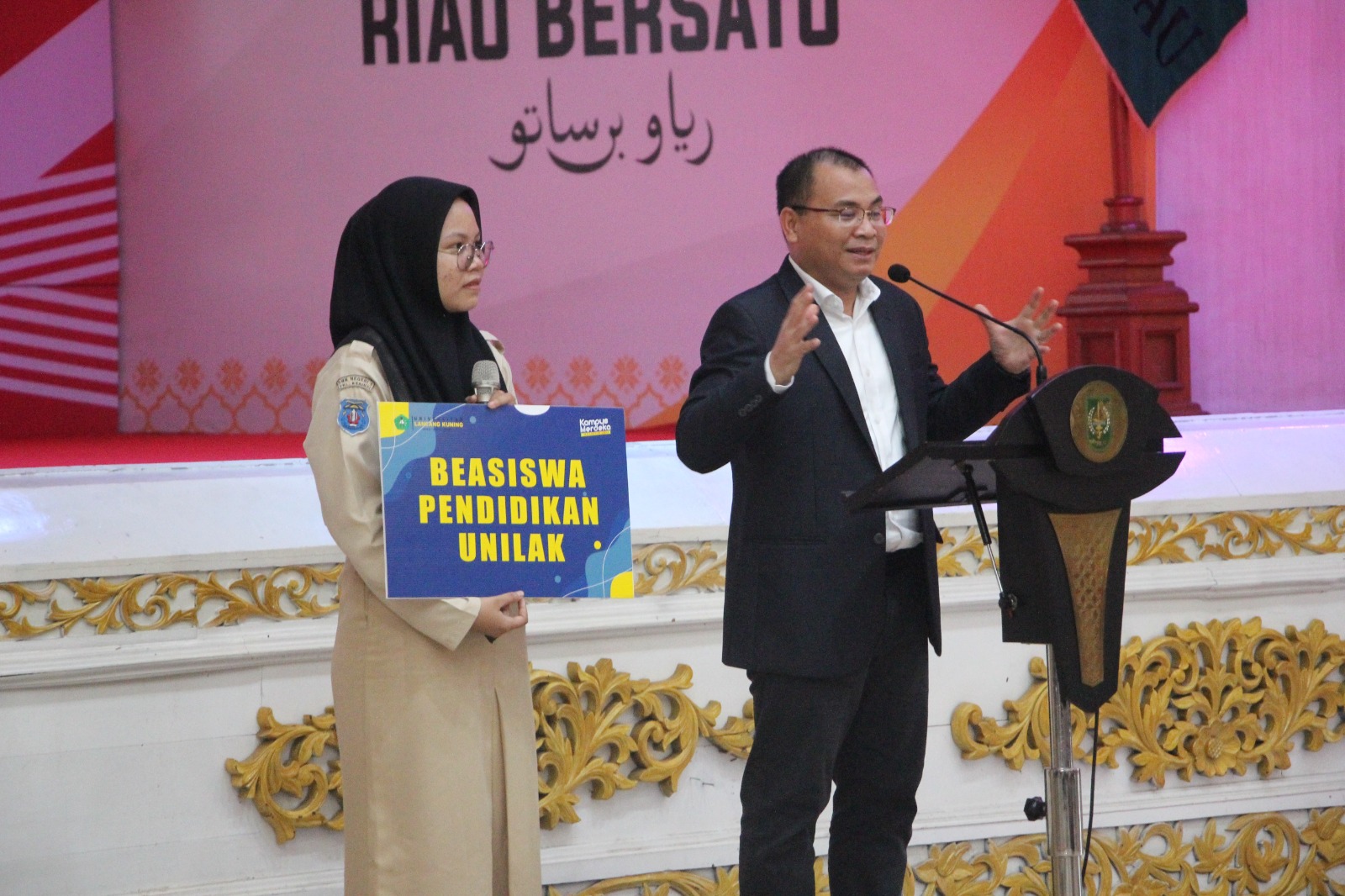 Kisah Zumriati Ningsih Peraih Nilai UN Tertinggi Pelalawan Menerima Beasiswa Penuh dari Rektor Unilak