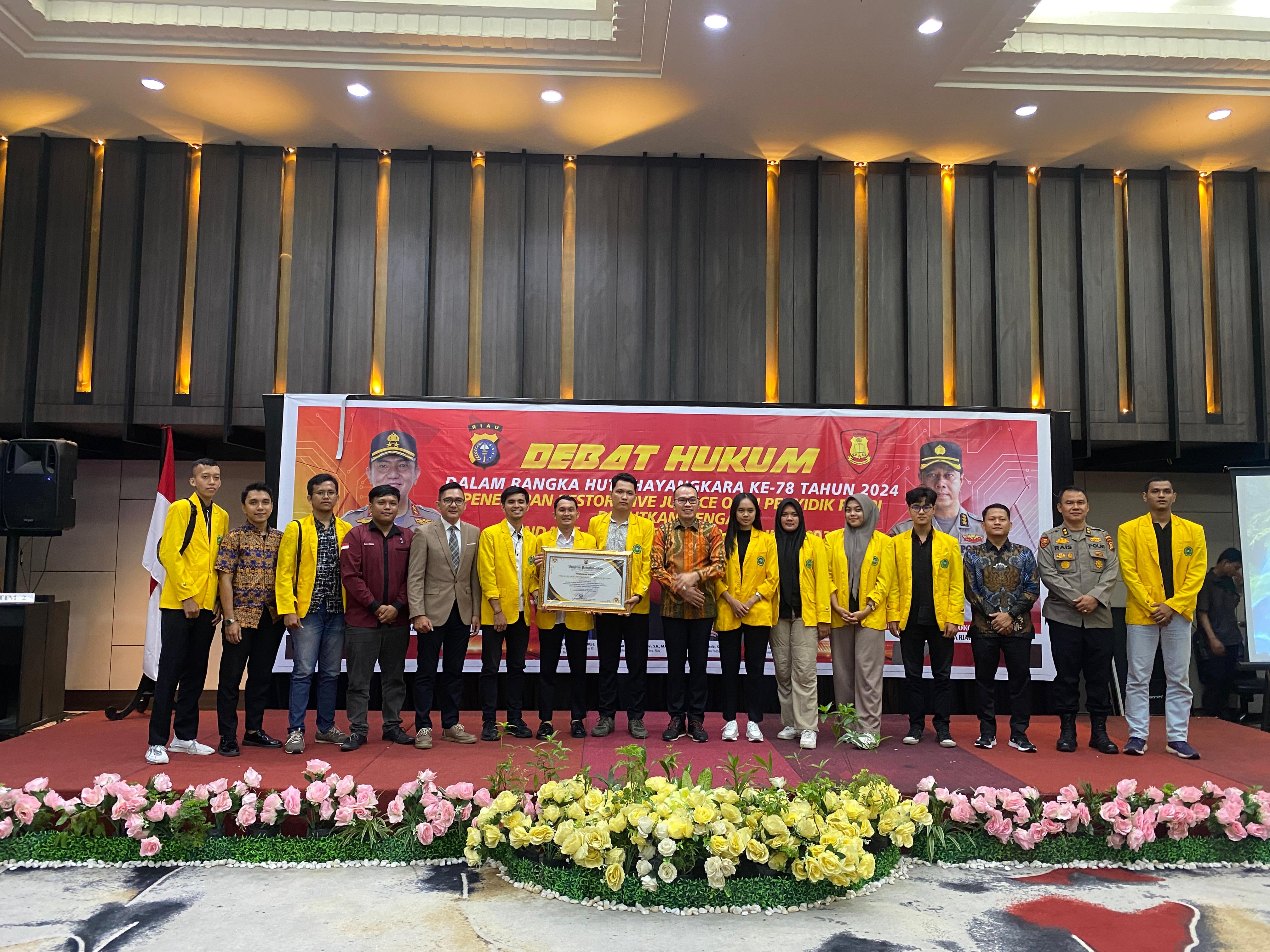 Tim Mahasiswa Fakultas Hukum Unilak Juara Lomba Debat Polda Riau