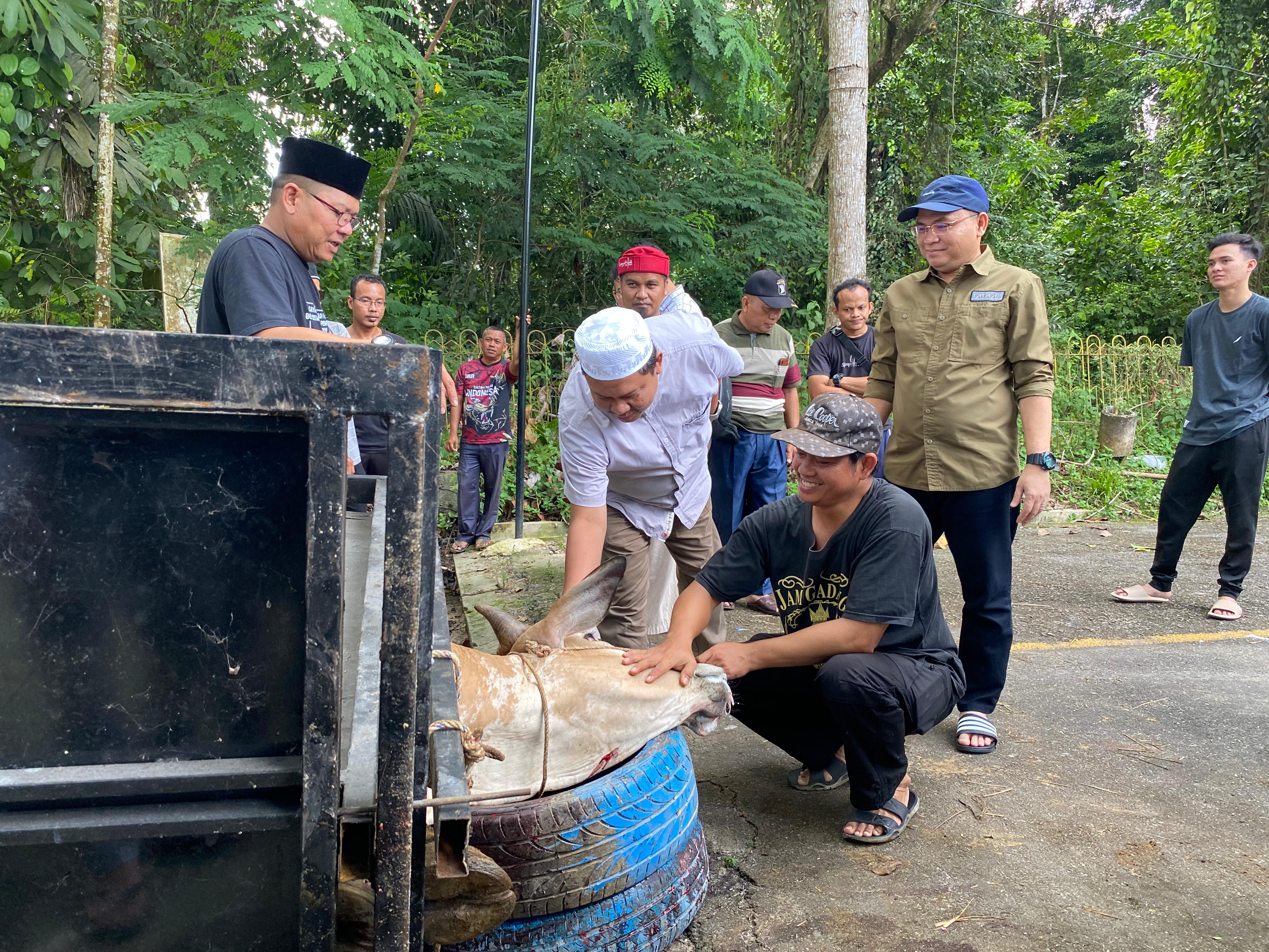 Warga Rumbai Senang Terima Daging Kurban Dari Mesjid Al Fatah Unilak