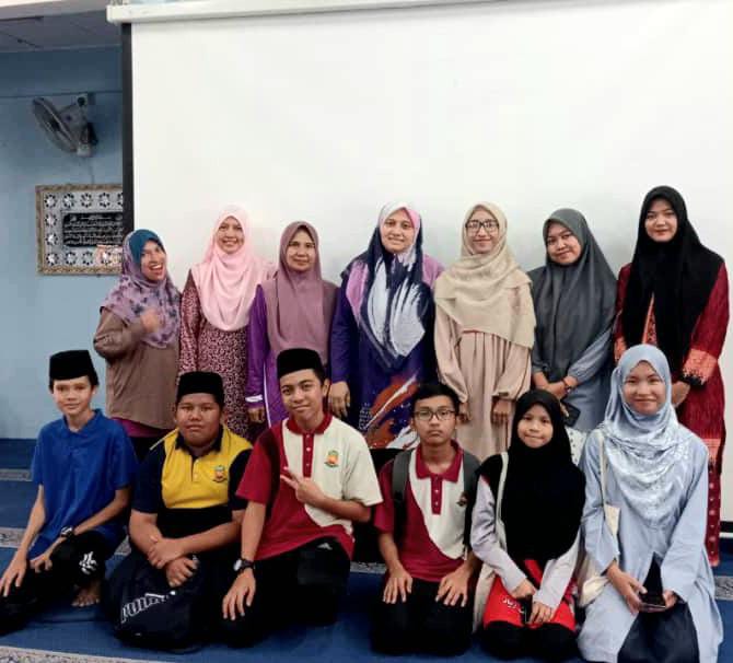 Mahasiswi Fadiksi Unilak Narasumber Public Speaking in English di Sekolah Agama Menengah Kebangsaan Malaysia