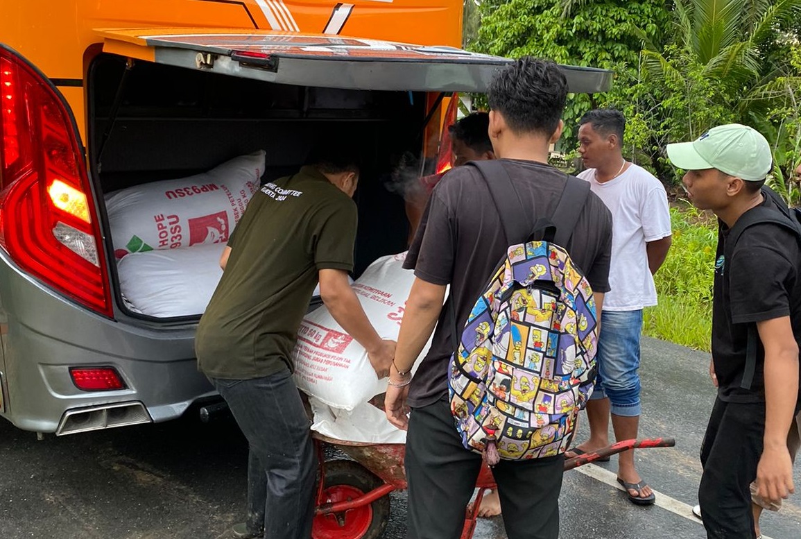 Dukung Kegiatan PPK Ormawa, Dosen Sekolah Pascasarjana Unilak Borong Hasil Panen Beras Petani Lokal Binaan Mahasiswa