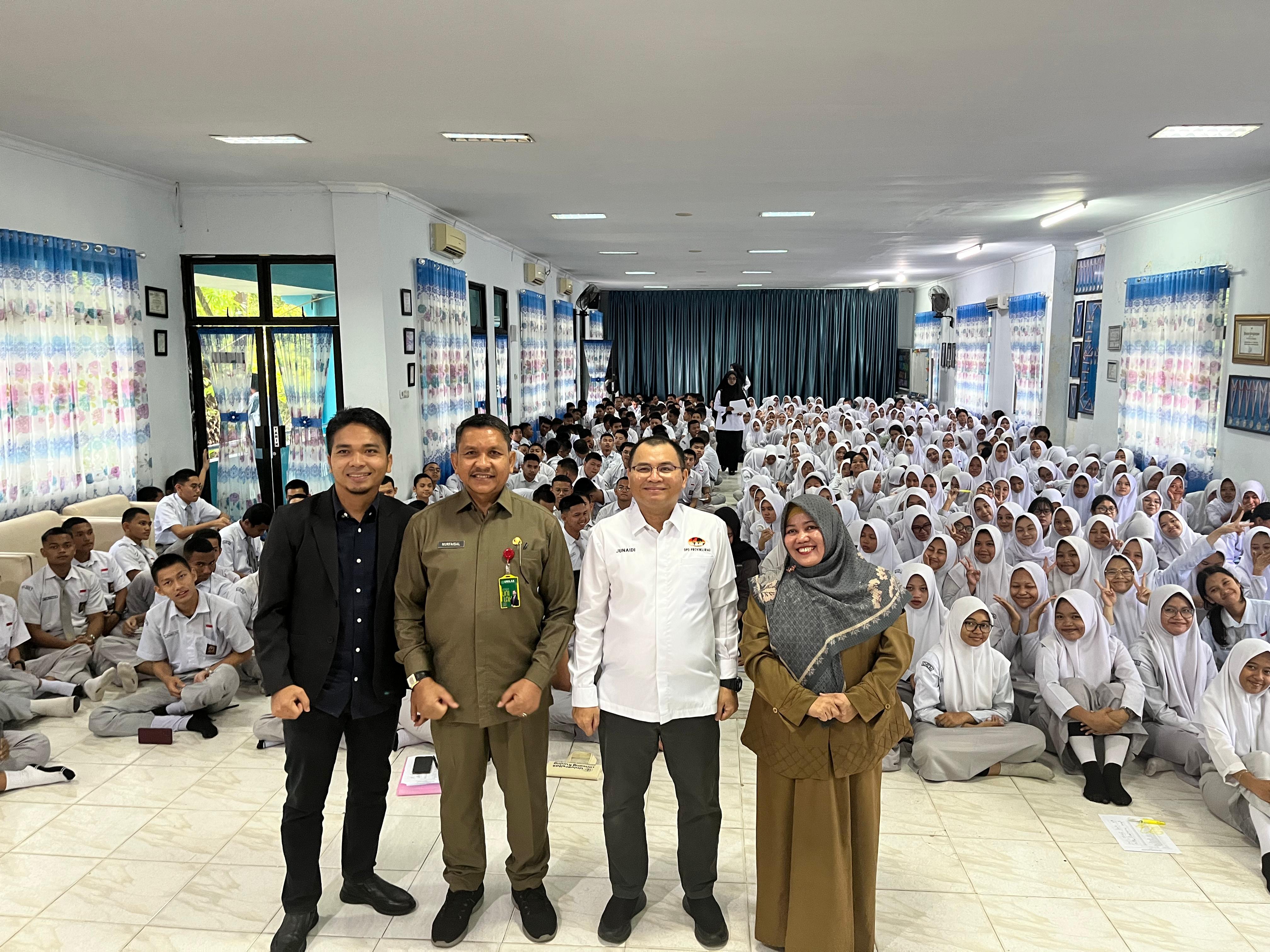 Beri Motivasi Kuliah di SMA 8 Pekanbaru, Rektor Unilak: Buat Perencanaan dan Alternatif Sebelum Menentukan Perguruan Tinggi Pilihan
