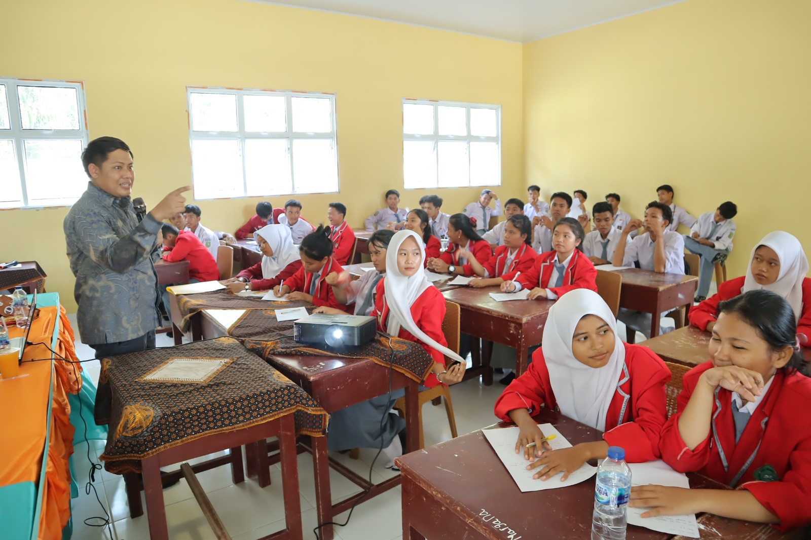 Perkuat Generasi Muda dengan Wawasan Kepemimpinan Menuju Indonesia Emas 2045, Dosen FH Unilak Berikan Pembekalan di SMAN 1 Tambusai Utara