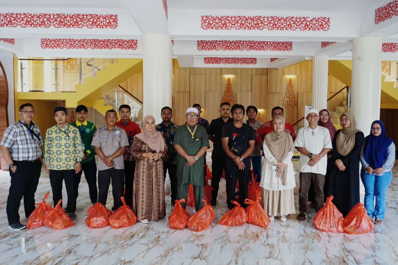 Unilak Serahkan Bantuan untuk Tenaga Pendidik Terdampak Banjir Rumbai