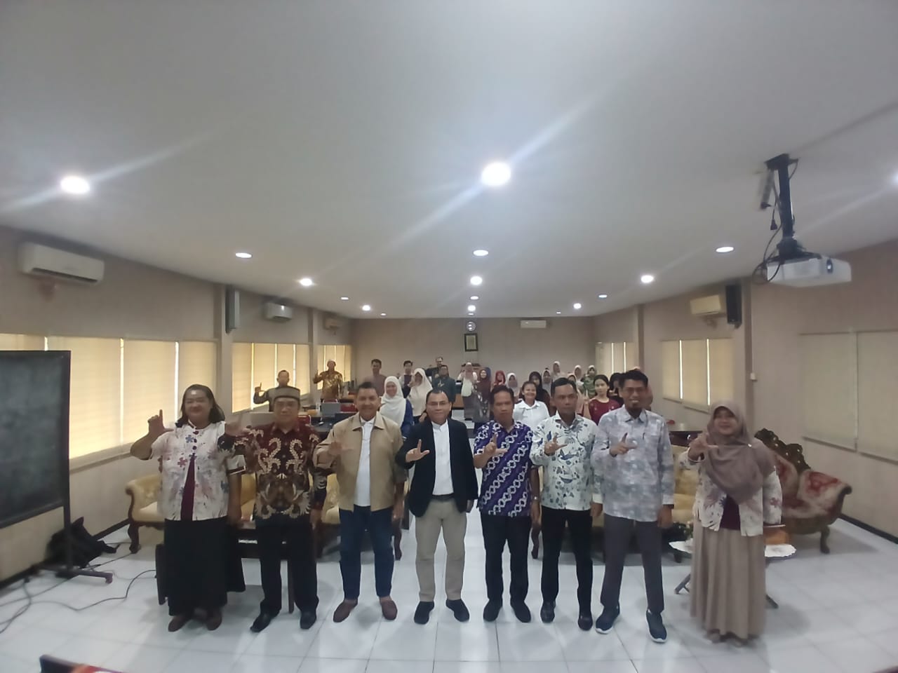 Dorong Profesionalitas Guru, Unilak dan MKKS SMA Swasta Riau Gelar Workshop Penulisan Buku Ajar Berbasis AI