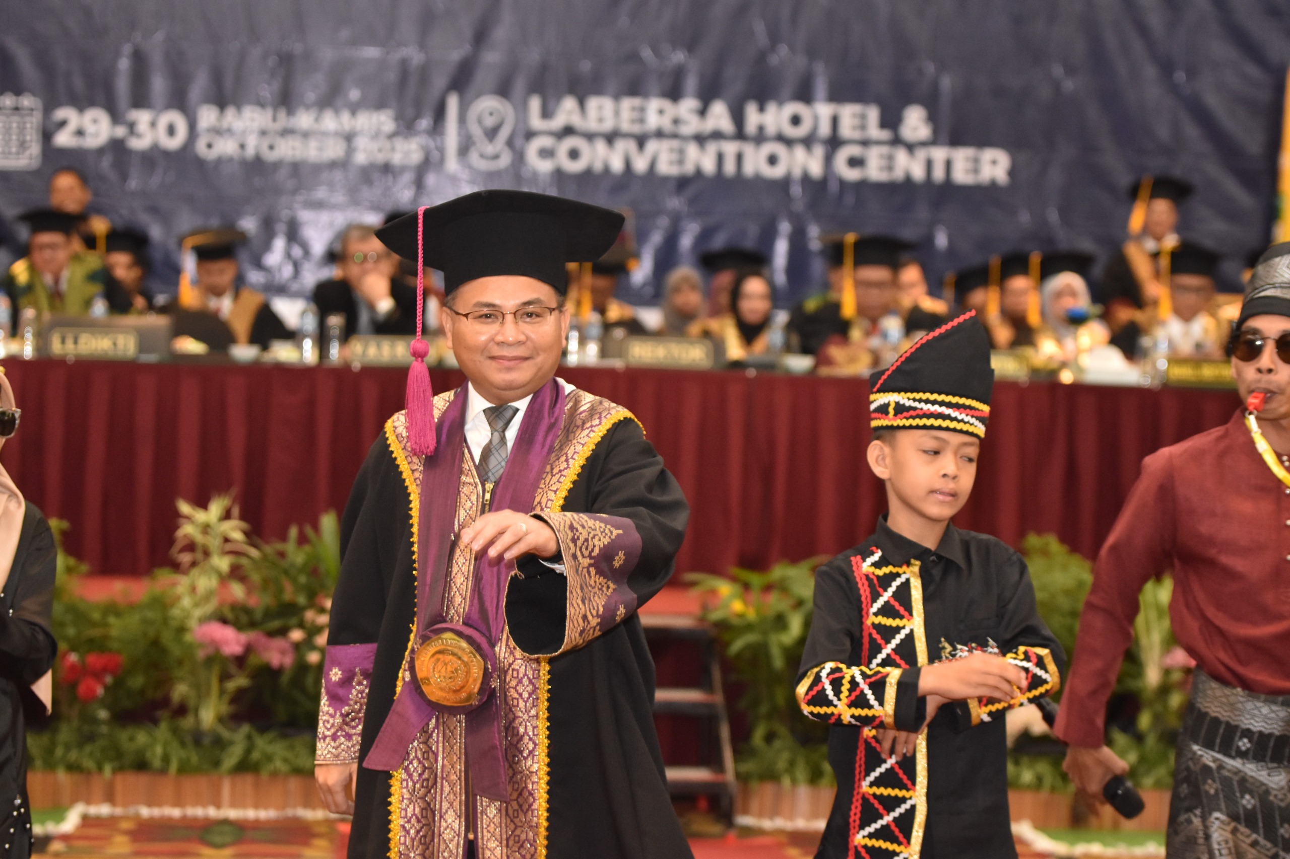 Heboh! Dhika Aura Farming Hadir di Wisuda Unilak