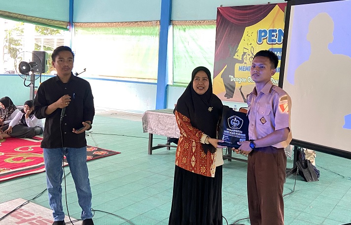 Lapor Pak Wapres, Dosen Unilak Beri Pelatihan AI di SMA Olahraga Pekanbaru
