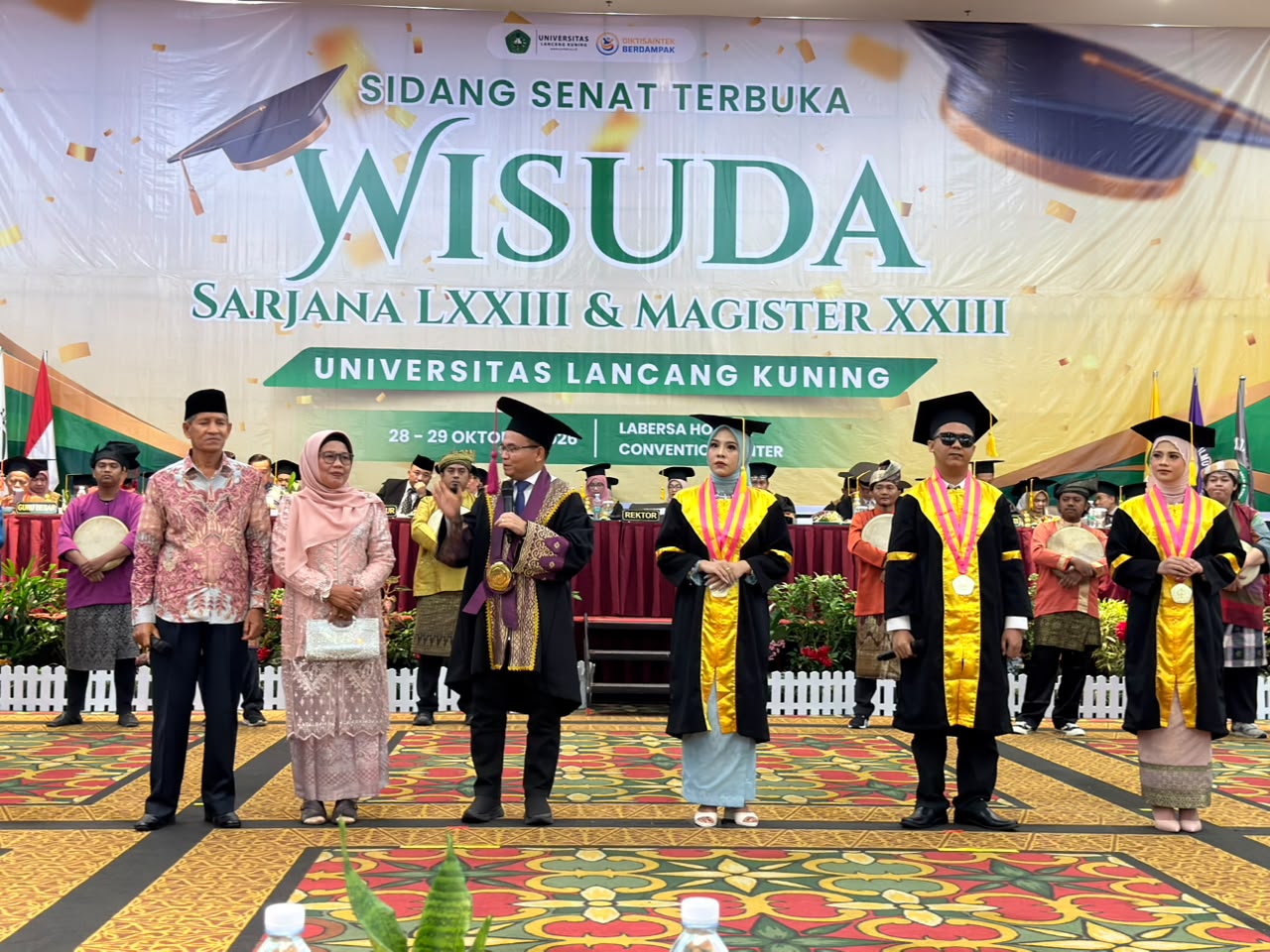 Tangis Haru di Unilak Riau, 10 Mahasiswa Disabilitas Rengkuh Gelar Sarjana