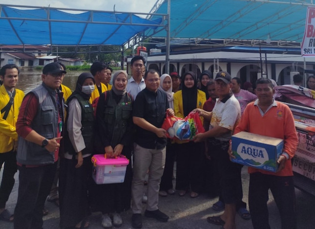 Unilak Salurkan Bantuan untuk Korban Banjir di Rumbai