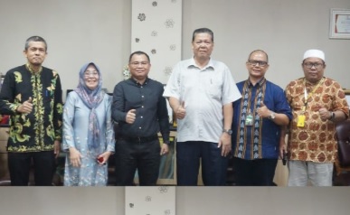 Unilak Beri Penghargaan dan Kenang-Kenangan untuk Dosen Pensiunan FEB