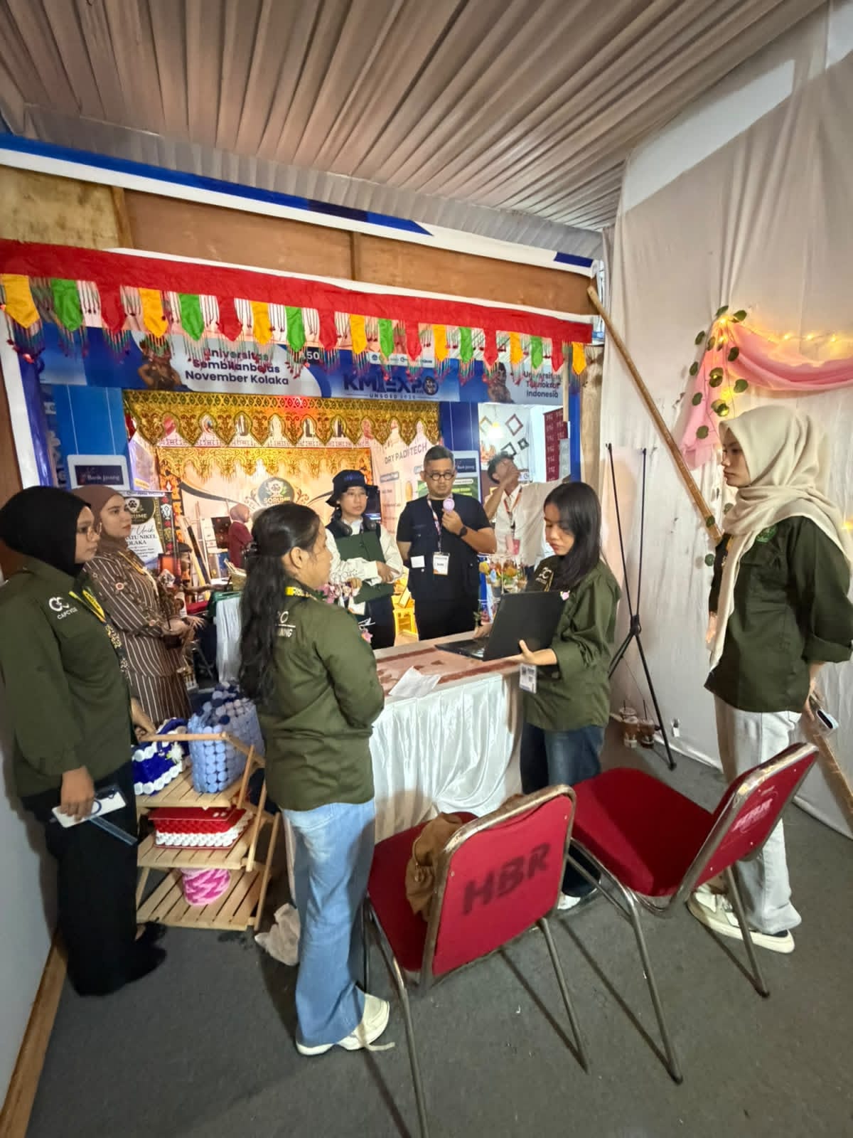 Keren! Produk Tas Dari Limbah Tutup Botol Mahasiswa Unilak Curi Perhatian di KMI Expo 2026 Purwokerto