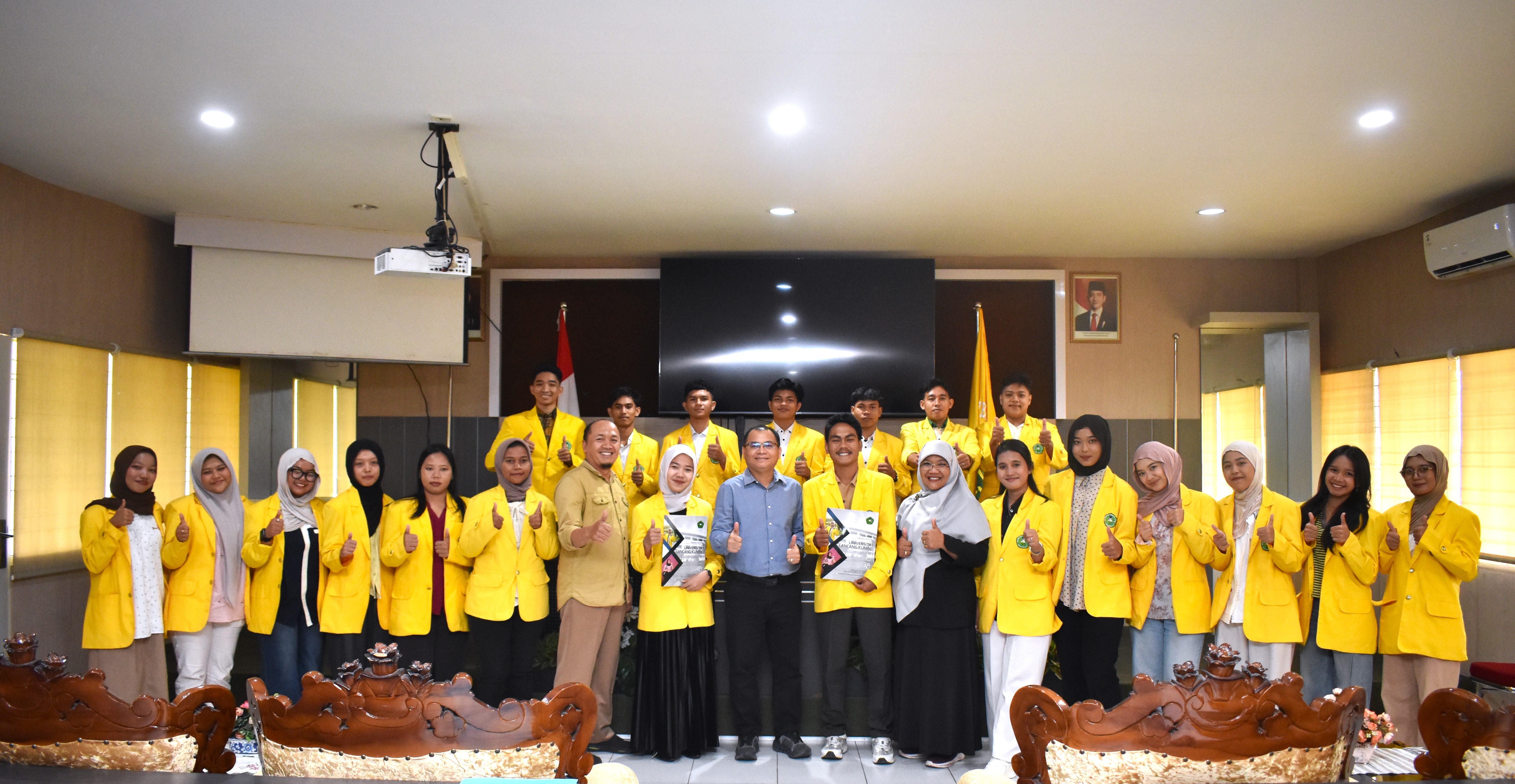 Rektor Unilak Prof Junaidi Serahkan  Beasiswa Cendikia, Dosen Sisihkan Gaji Untuk Bantu SPP Mahasiswa