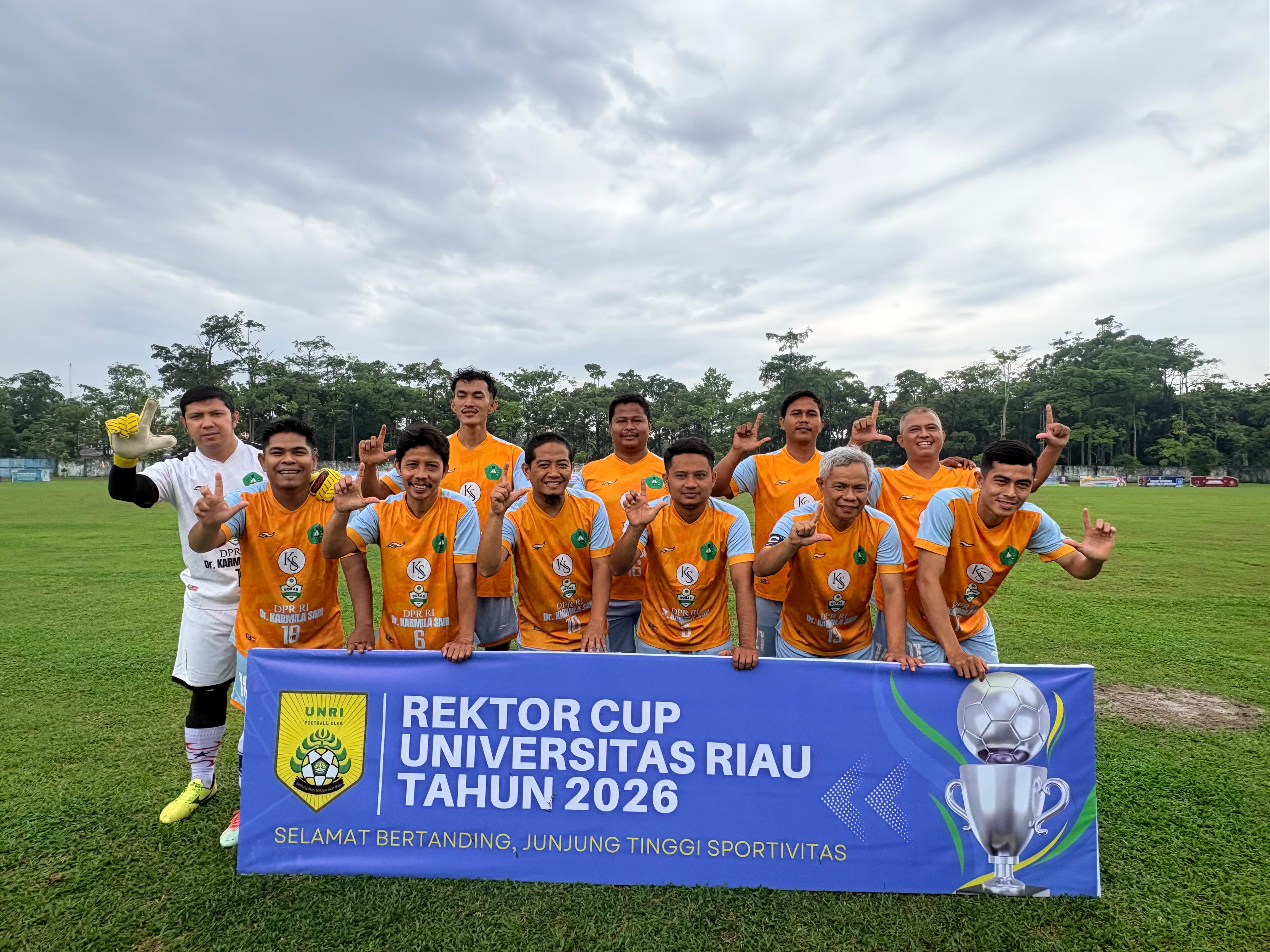 Pesta Gol 10-0! Tim Bola Dosen Unilak Bantai Kemdikdasmen di Piala Rektor Cup UNRI 2026