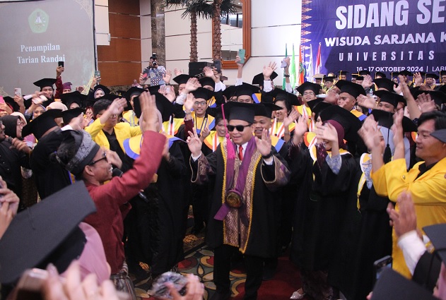 Tari Piring, Randai Kuansing Penyempurna Kebahagian Orang Tua dan Wisudawan  Unilak 2024 